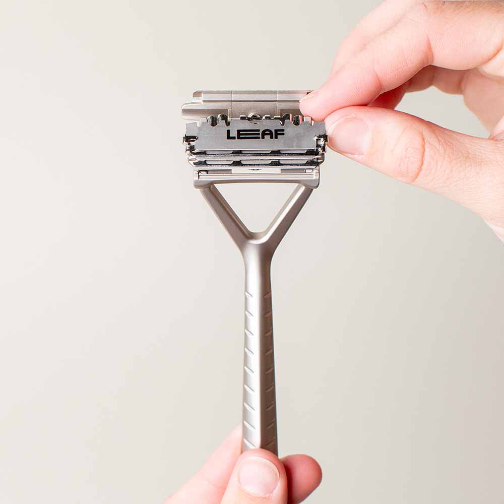 Person adjusting the blades of the leaf razor