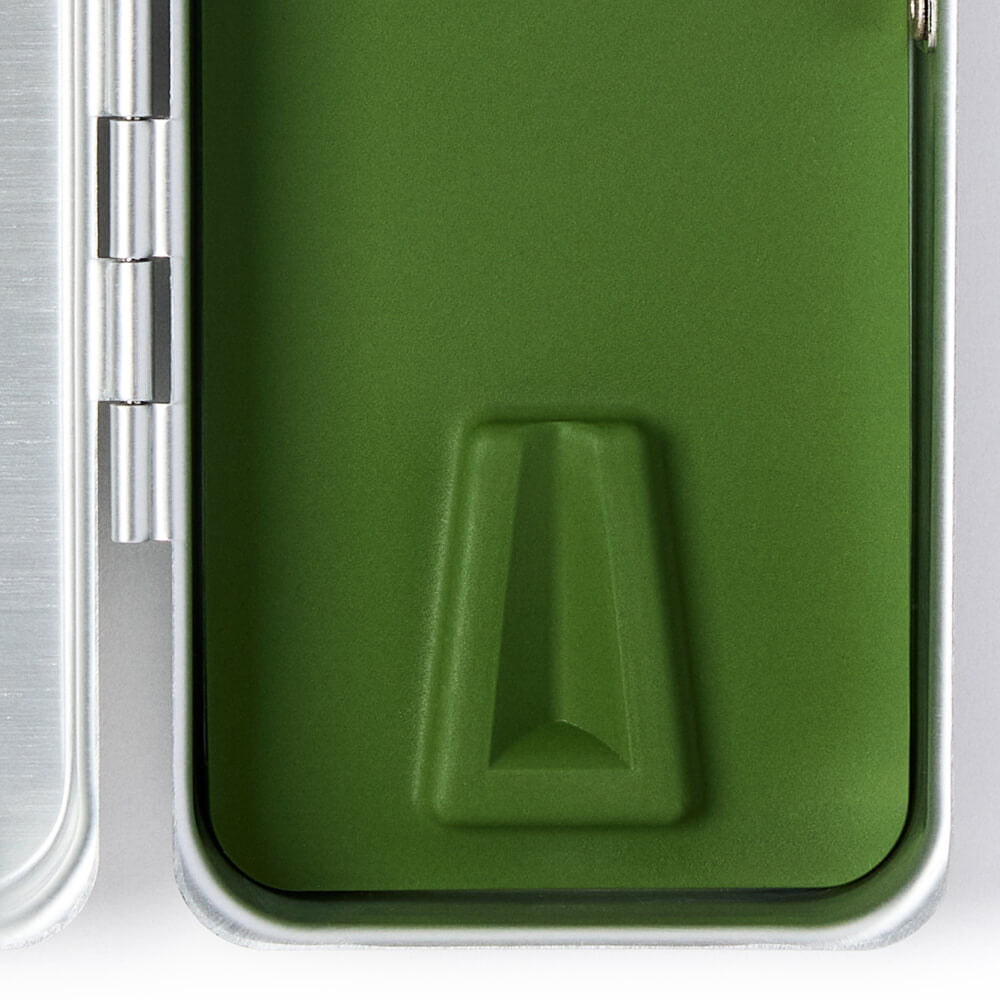 Closeup of the Leaf razor case inside