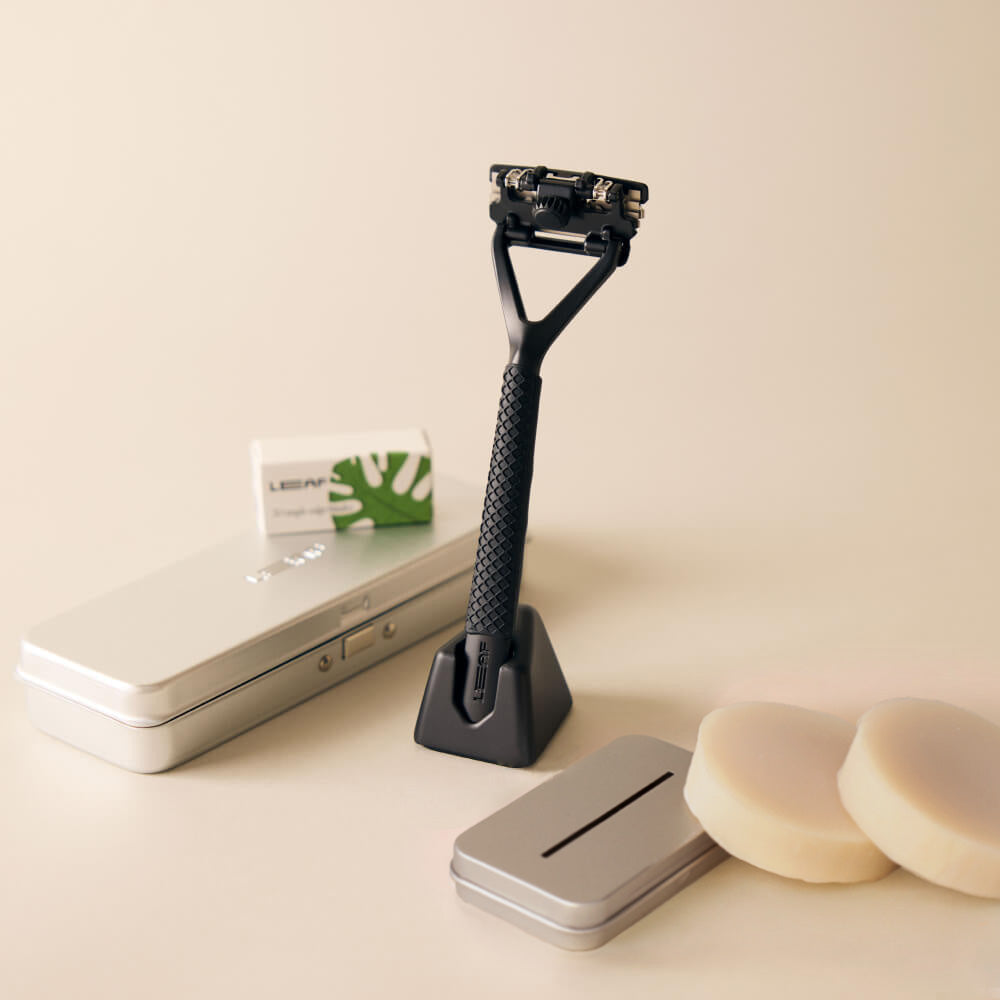 Black leaf super bundle with Leaf razor, stand, blades, case, recycling tin, grip and shave soap bar